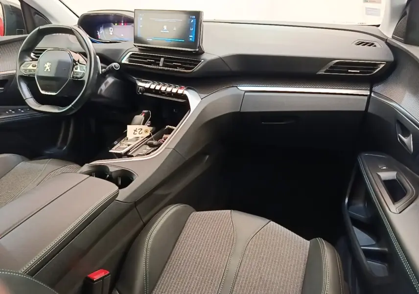 Vue intérieure côté conducteur du Peugeot 3008 noir 2022, avec tableau de bord digital et écran tactile central.