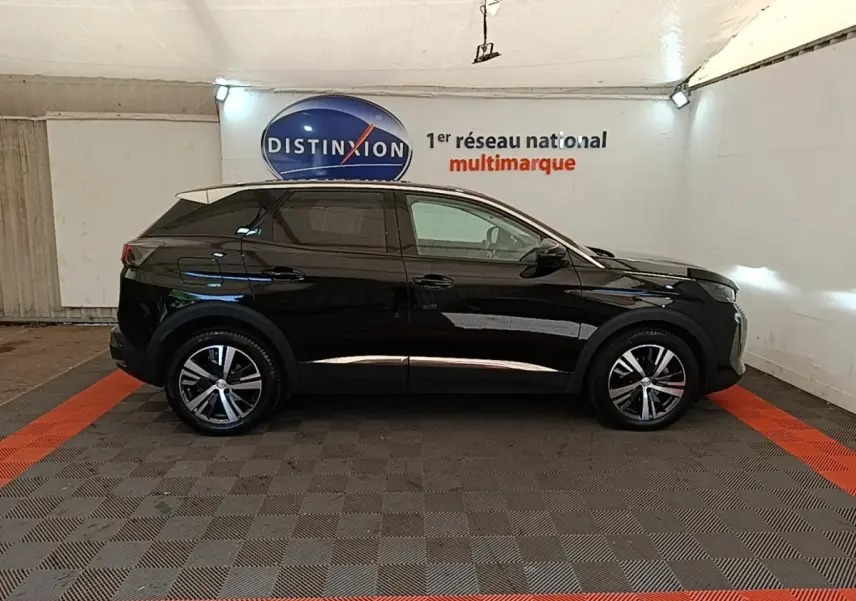 Profil latéral droit d'un Peugeot 3008 noir 2022 dans un showroom, avec jantes alliage et vitres teintées.