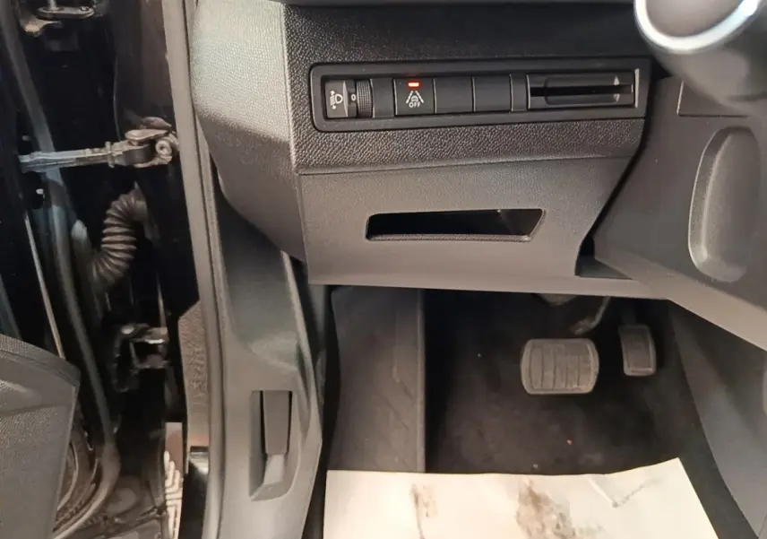 Vue intérieure côté conducteur du Peugeot 3008 noir, montrant les pédales et commandes sous le tableau de bord.