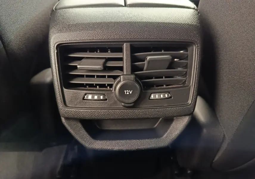 Gros plan sur la sortie d'air arrière noire avec prise 12V du Peugeot 3008 PureTech 130 Allure 2022.
