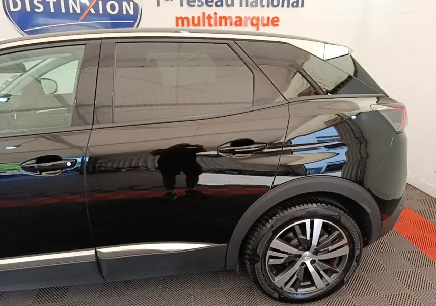 Vue latérale côté droit du Peugeot 3008 noir, mettant en valeur la roue arrière et les lignes de caisse lisses.