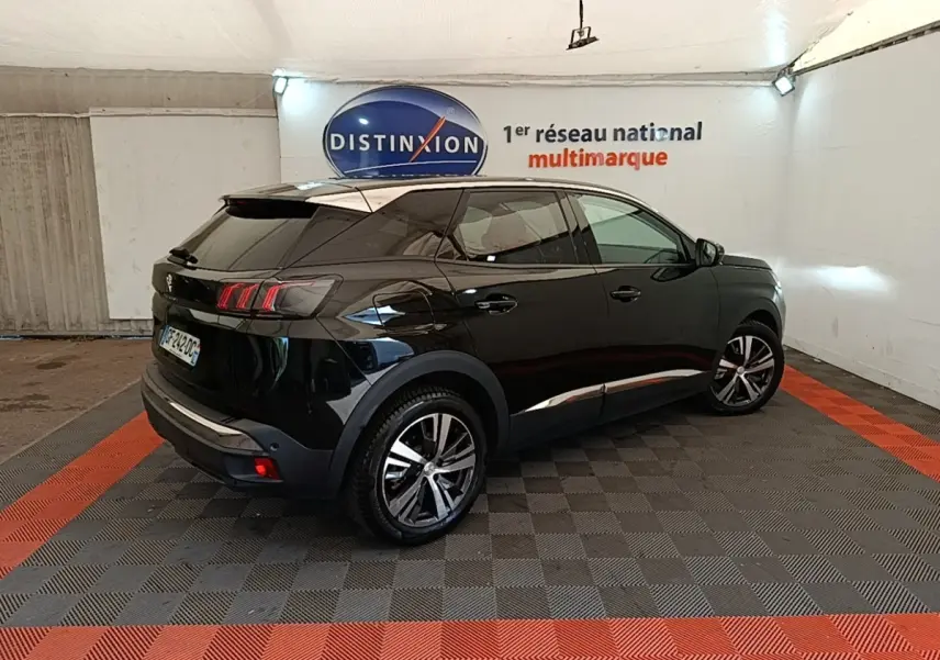 Peugeot 3008 noir vue 3/4 arrière droit dans un showroom avec jantes alliage et feux arrière LED distinctifs.