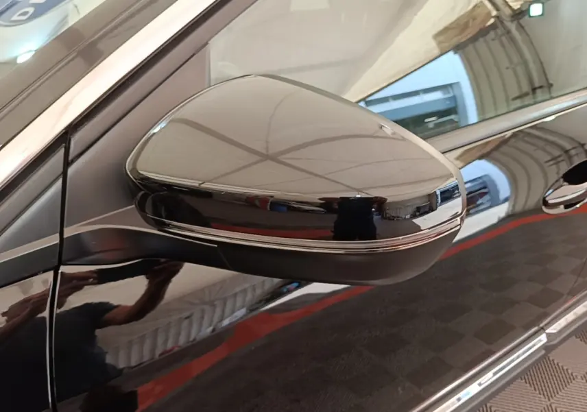 Gros plan sur le rétroviseur côté gauche noir brillant du Peugeot 3008 PureTech 130 Allure 2022.