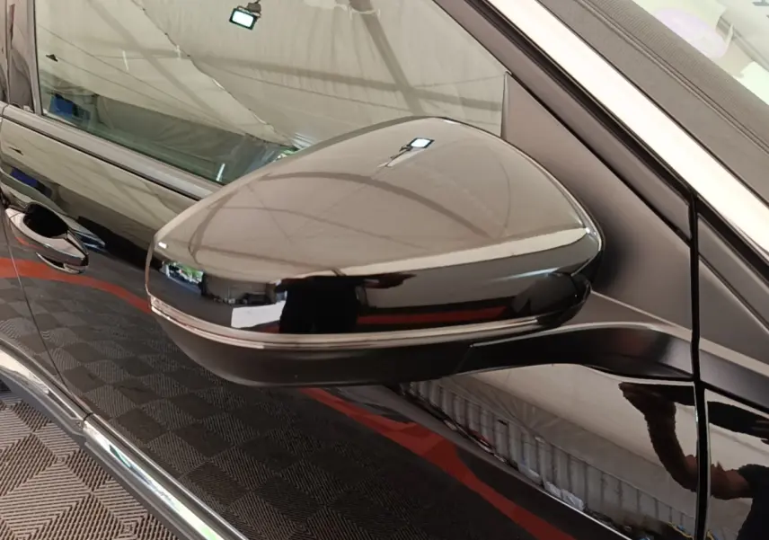 Gros plan sur le rétroviseur droit noir brillant du Peugeot 3008 PureTech 130 Allure 2022.