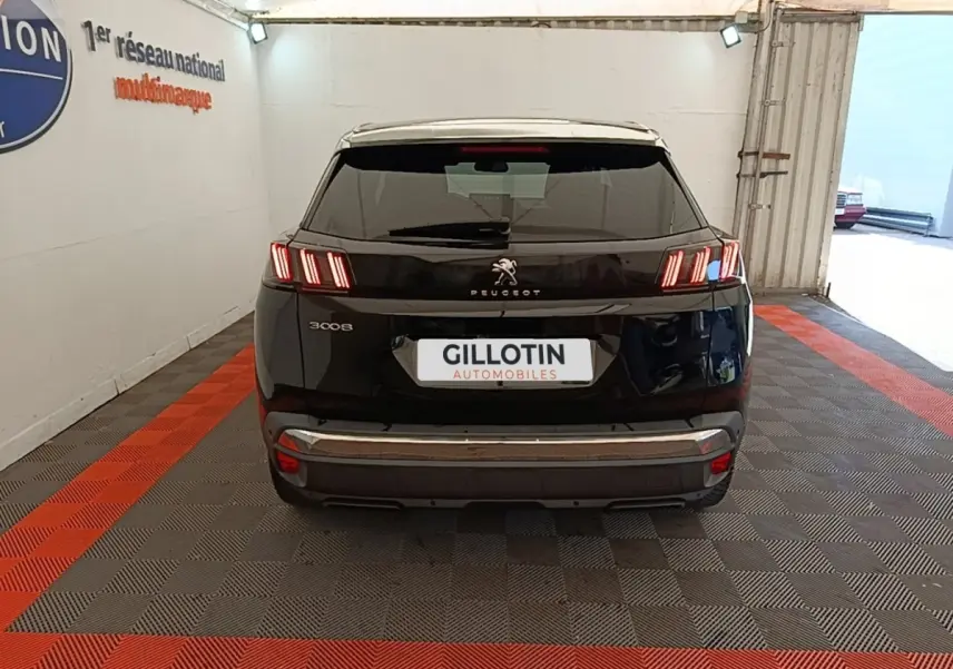 Vue arrière d’un Peugeot 3008 noir 2022 avec feux arrière LED caractéristiques et logo central visible.