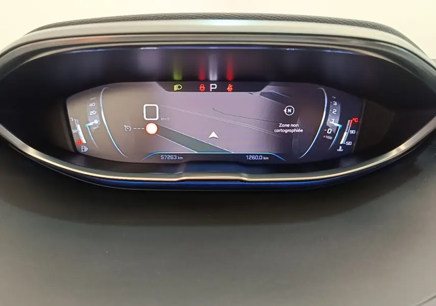Affichage numérique du tableau de bord du Peugeot 3008 PureTech 130, avec navigation et indicateurs lumineux.