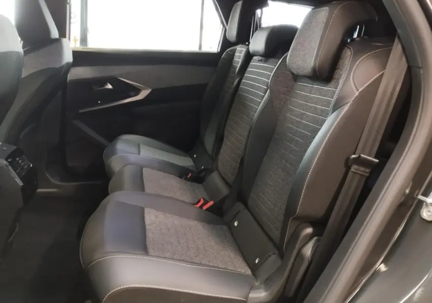 Vue latérale intérieure montrant les sièges arrière gris tissu et cuir du Peugeot 5008 2025 finition Allure.
