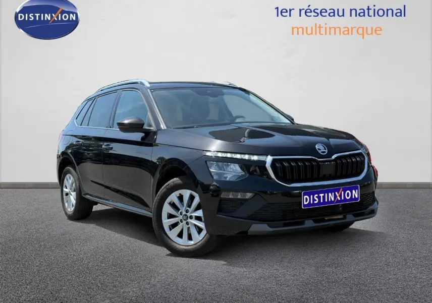 Skoda Kamiq 2025 noir Magic nacré en 3/4 avant droit, avec calandre chromée et jantes argentées.