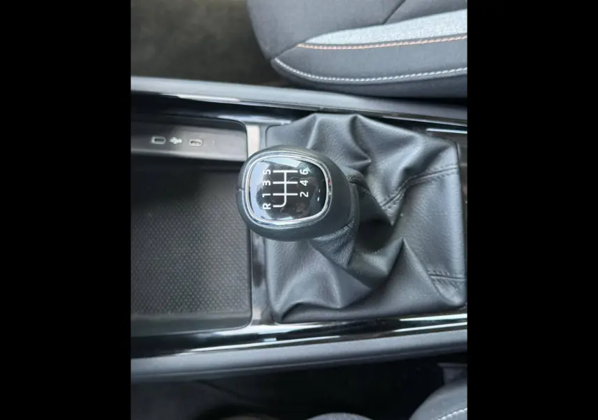 Gros plan sur le levier de vitesses manuel noir du Skoda Kamiq 2025, avec coutures apparentes sur la soufflet en cuir.