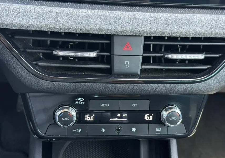 Détail du tableau de bord du Skoda Kamiq 2025, montrant la console de climatisation avec réglages numériques à 16°C.