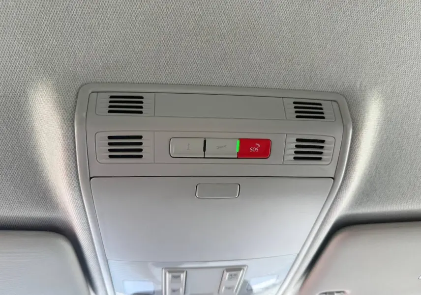 Plafonnier intérieur gris clair avec boutons SOS et ventilation, détail de la Skoda Kamiq 2025 en essence noir nacré.