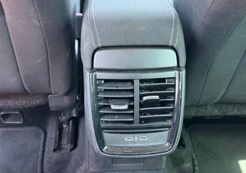Vue rapprochée des aérateurs arrière et ports USB-C au centre de l'habitacle du Skoda Kamiq noir Magic nacré 2025.