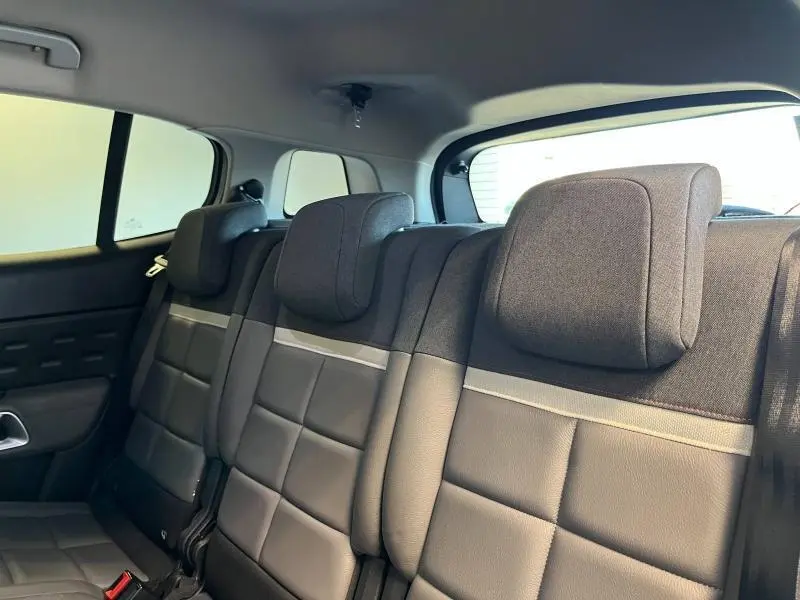 Vue intérieure des trois sièges individuels arrière en tissu et alcantara noir du Citroën C5 Aircross 2020 blanc nacré