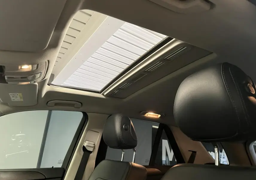 Vue intérieure du toit ouvrant vitré et des sièges avant en cuir noir du Mercedes GLE 400 Fascination 2018