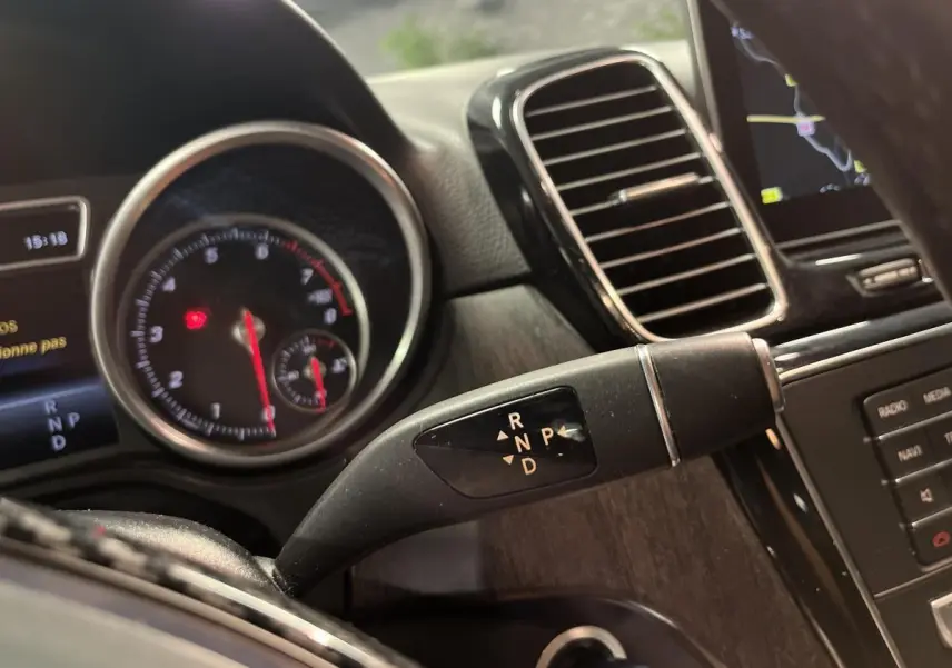 Le levier de boîte automatique noir avec indications R, N, D, P sur le tableau de bord d'un Mercedes GLE 2018.