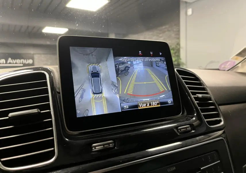 Écran central du Mercedes GLE 400 2018 montrant la caméra 360° et vue arrière en stationnement.