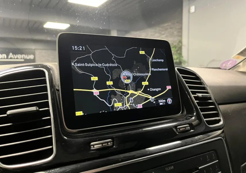 Écran de navigation central du Mercedes GLE 400 Fascination 2018, vue intérieure du tableau de bord noir.
