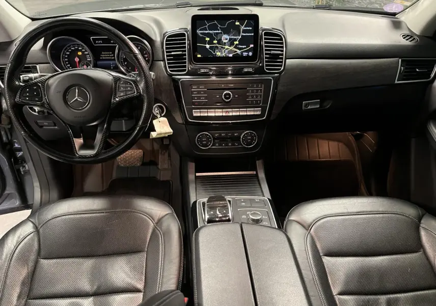Vue intérieure du tableau de bord et console centrale du Mercedes GLE 400 Fascination 2018 avec sellerie cuir noire et écran de navigation.