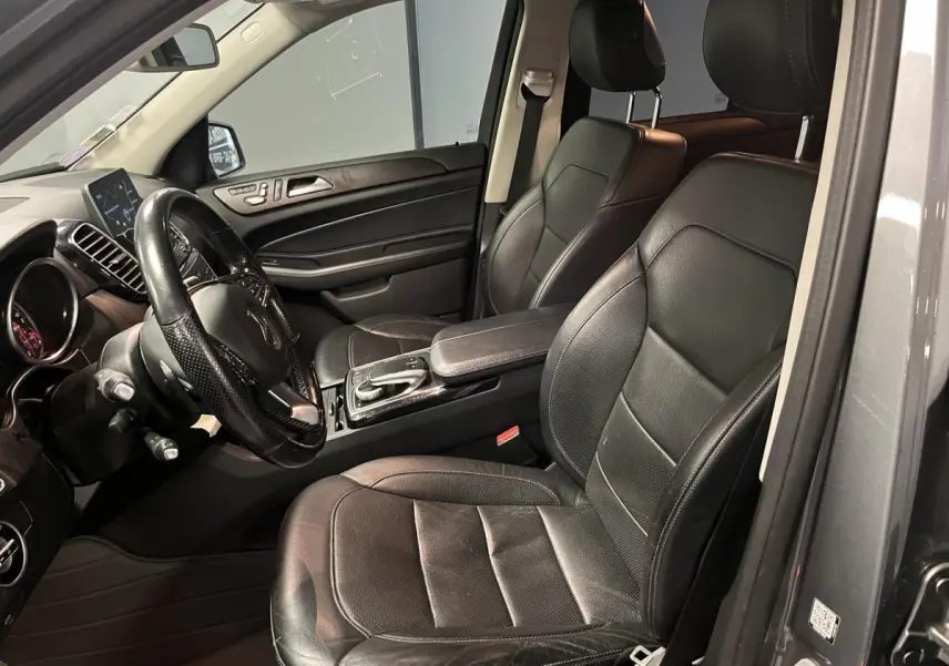 Vue intérieure côté conducteur du Mercedes GLE 400 Fascination 2018, sellerie cuir noir et volant multifonctions.