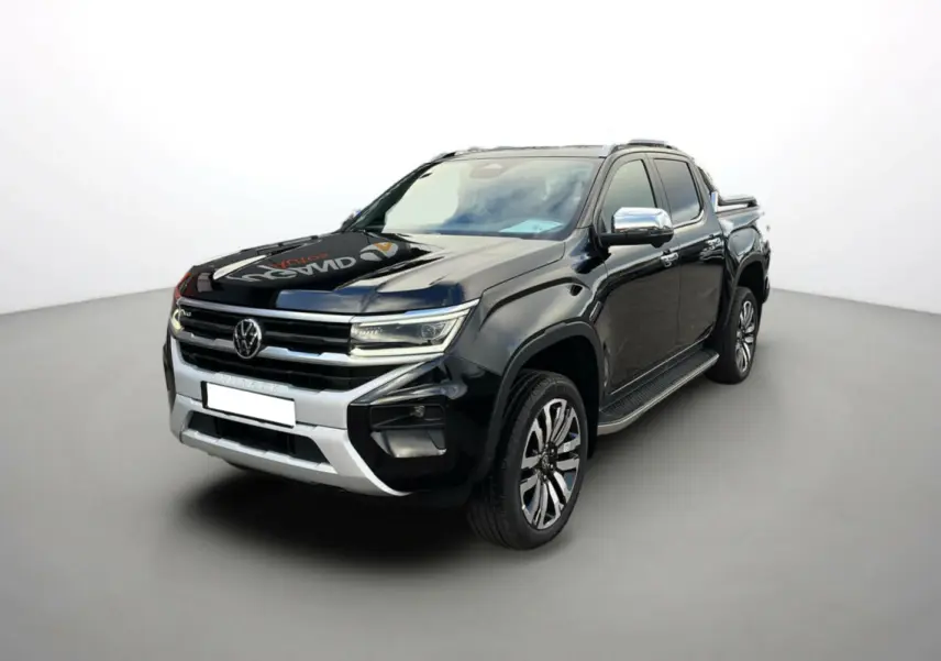 Volkswagen Amarok simple cabine noir 2025 en 3/4 avant droit avec jantes alliage et barres de toit chromées