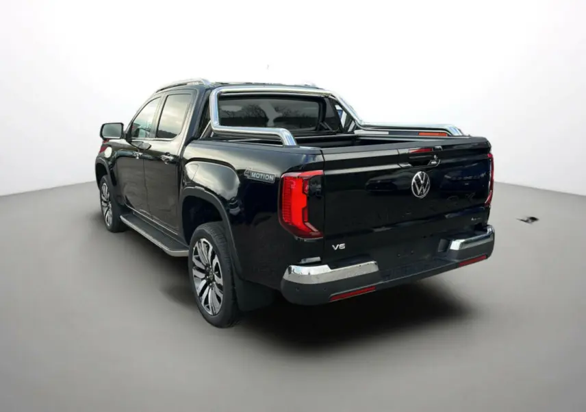 Volkswagen Amarok Simple Cabine V6 noir vu en 3/4 arrière droit avec barres chromées sur benne ouverte.