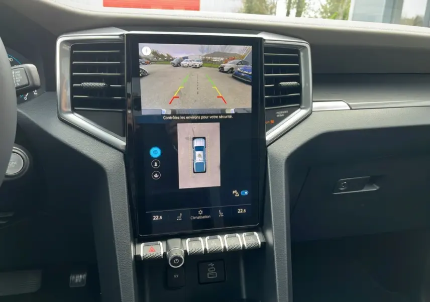 Vue rapprochée de la console centrale du Volkswagen Amarok V6 240 BVA10 Aventura 2025 avec écran tactile et commandes.