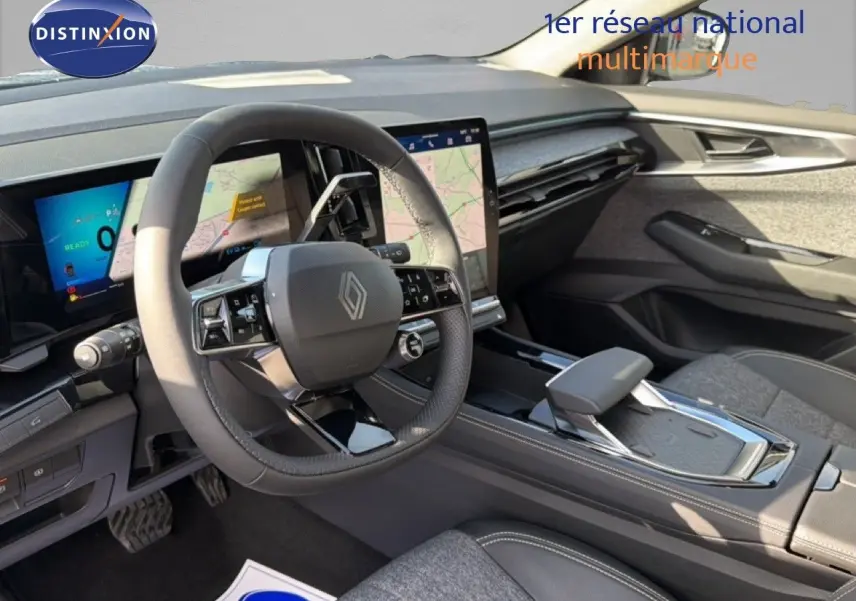 Intérieur de la Renault Espace 2025 vue côté conducteur, avec tableau de bord numérique et finition tissu cuir gris.