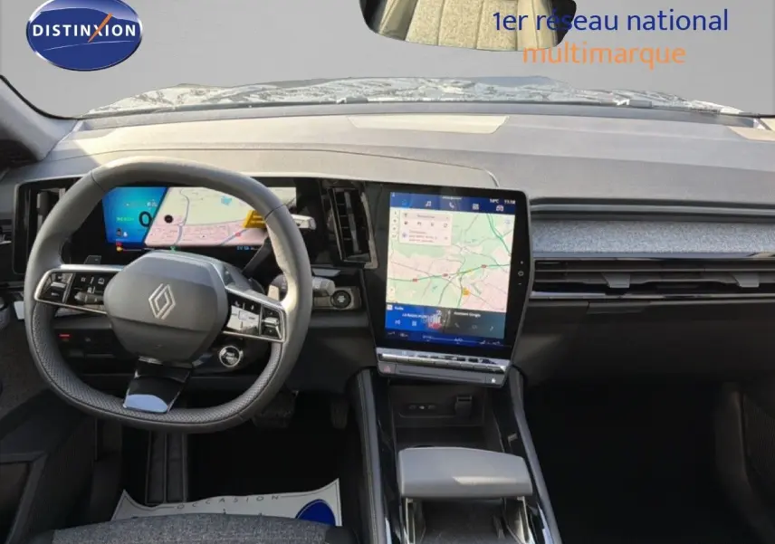 Intérieur du Renault Espace 2025 noir étoile métal, vue avant centrée sur le tableau de bord et l'écran tactile vertical.