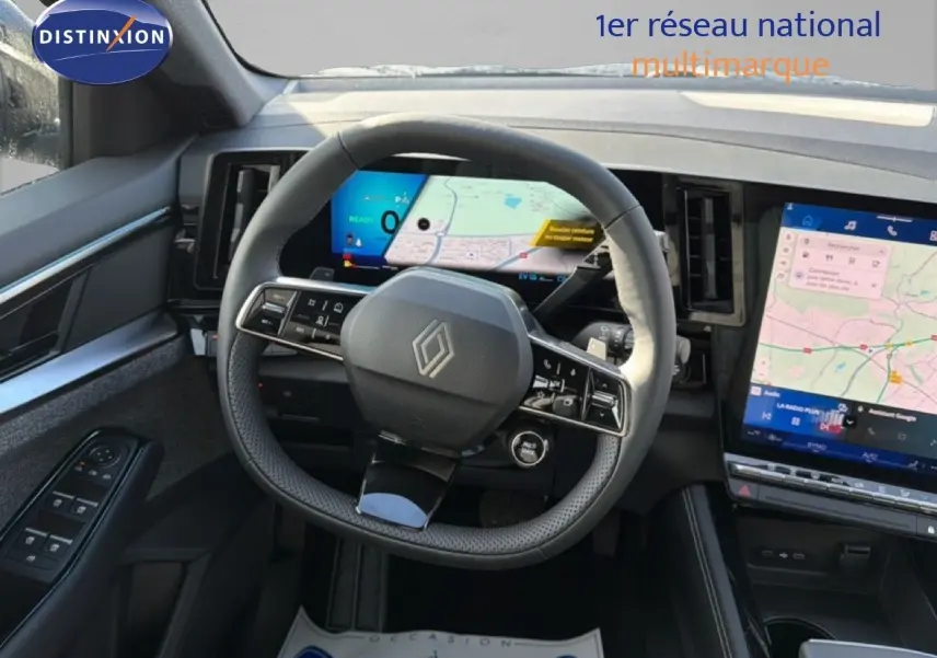 Intérieur du Renault Espace 2025 noir étoile métal, vue centrée sur le volant multifonction et les écrans numériques.