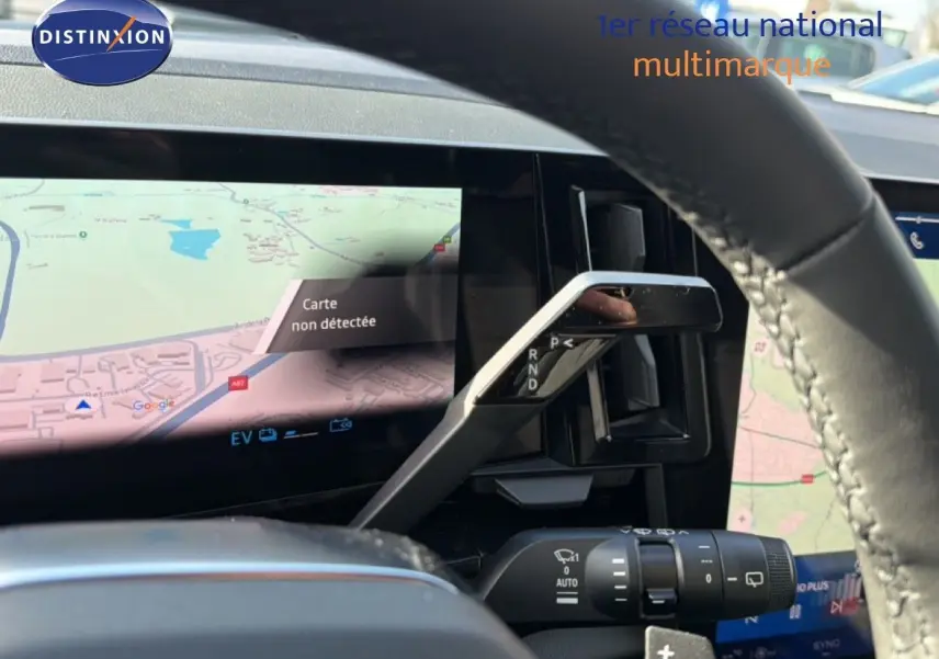 Le levier de vitesses automatique et l'écran de navigation du tableau de bord du Renault Espace noir étoile métal 2025.