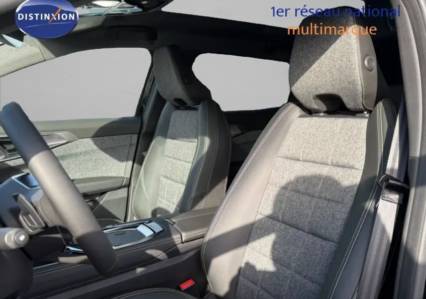 Vue intérieure des sièges avant en tissu gris et cuir noir du Renault Espace 2025, côté conducteur et passager.