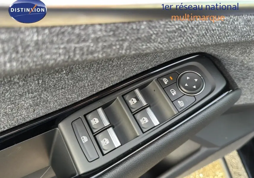 Gros plan sur les commandes des vitres électriques et rétroviseurs sur la porte côté conducteur du Renault Espace noir étoile métal 2025.