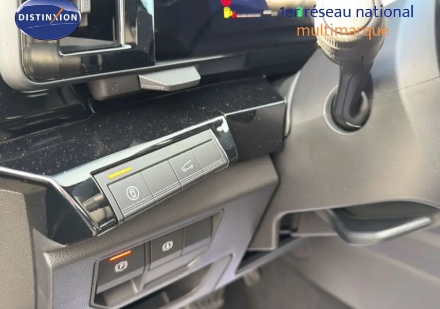 Gros plan sur la console centrale noire brillante du Renault Espace 2025, montrant les boutons de verrouillage et coffre.