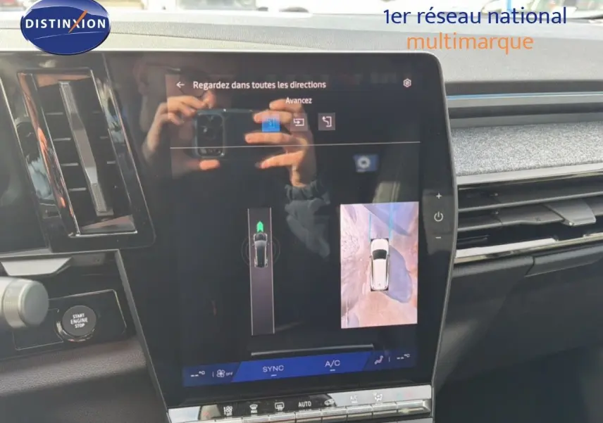 Écran tactile central affichant la caméra 360 dans l'habitacle du Renault Espace noir étoile métal, vue intérieure.
