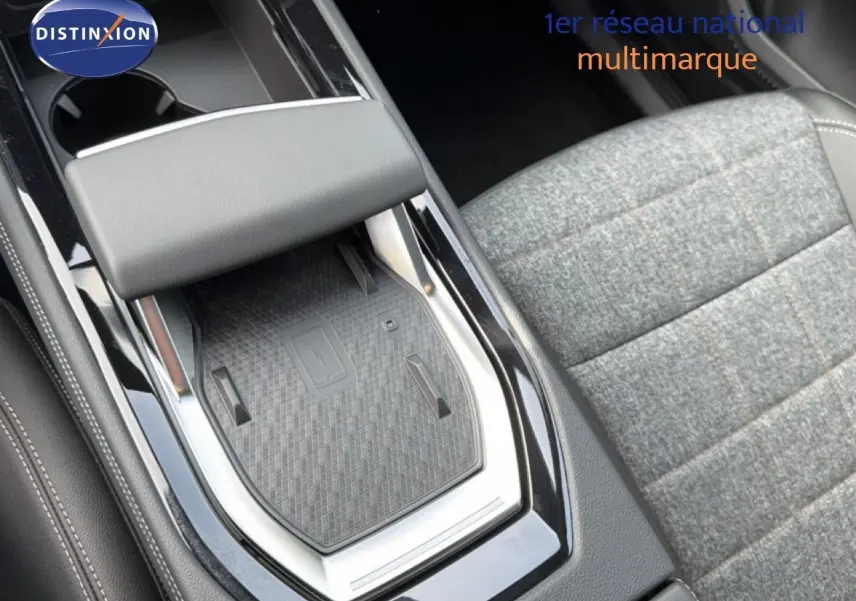 Gros plan sur la console centrale noire et le siège tissu gris à motifs du Renault Espace 2025 hybride.