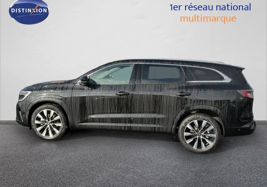 Profil côté gauche d'un Renault Espace 2025 noir étoile métal avec jantes alliage et carrosserie légèrement salie.