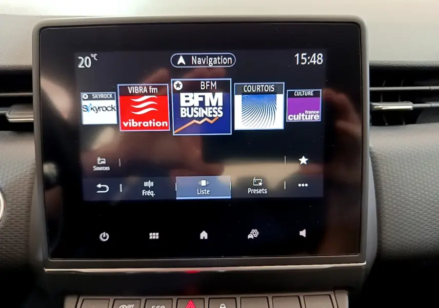 Écran tactile central de la Renault Clio Business 2020 affichant les radios avec tableau de bord gris clair autour.