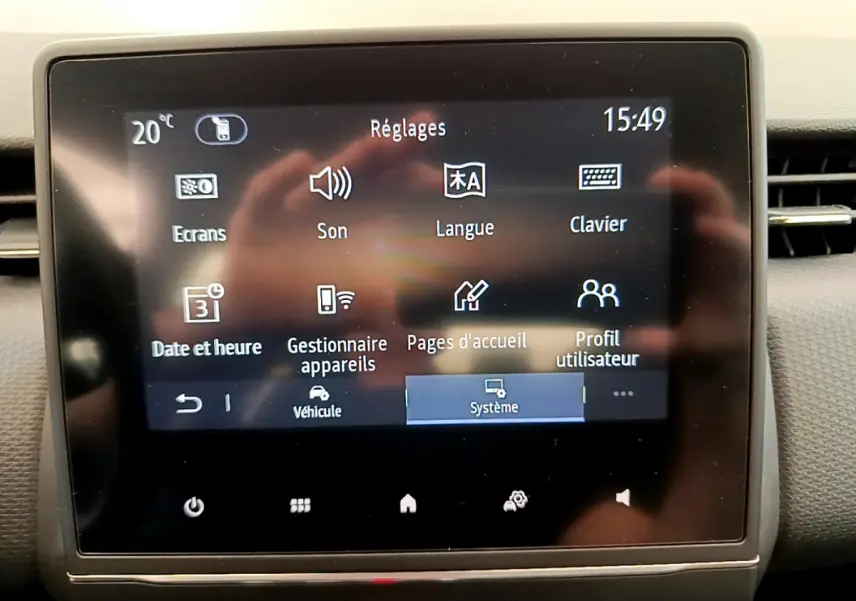 Écran tactile central affichant le menu Réglages du système dans l'habitacle d'une Renault Clio Business gris clair de 2020.
