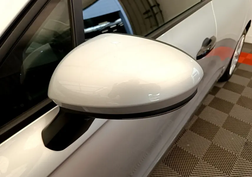 Rétroviseur côté gauche gris clair de la Renault Clio Business TCe 100 2020, vue rapprochée en intérieur.