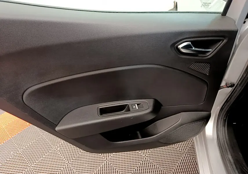 Intérieur montrant la porte côté droit de la Renault Clio Business TCe 100 2020 avec panneau noir et commande de vitre électrique.