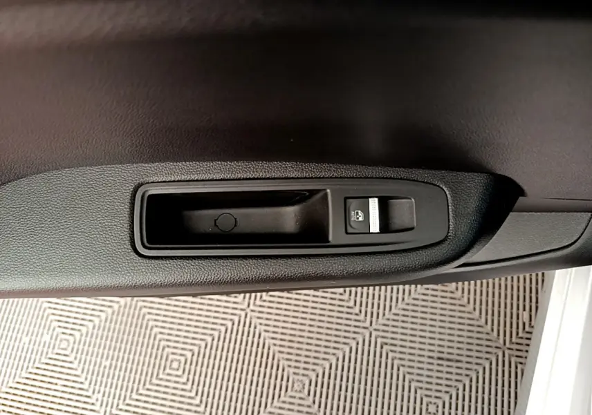 Bouton de commande de verrouillage des vitres sur la porte côté droit d'une Renault Clio Business gris clair 2020.