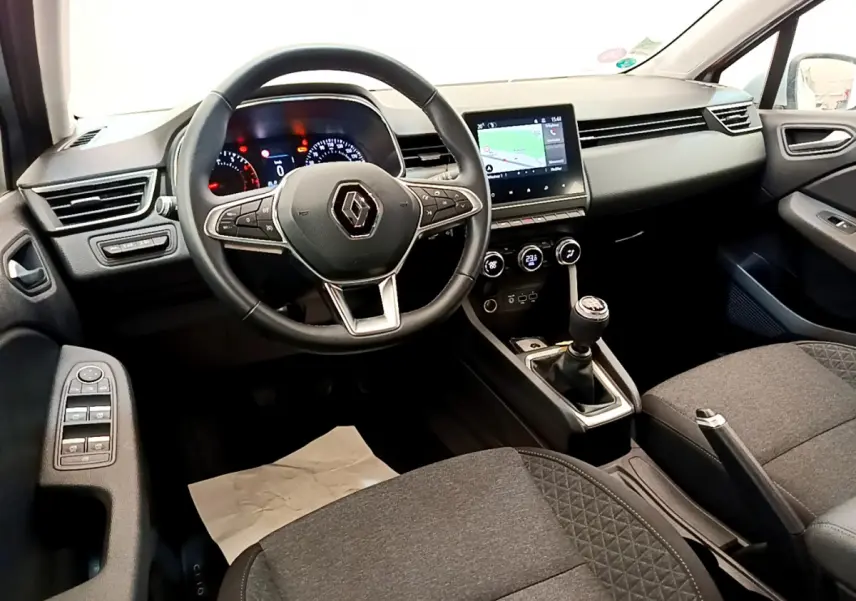 Intérieur de Renault Clio Business TCe 100 2020, vue côté conducteur, volant cuir, écran tactile et boîte manuelle.