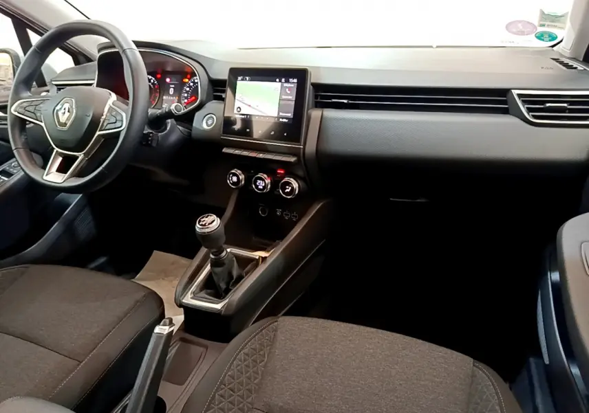 Intérieur avant de la Renault Clio Business TCe 100 2020, vue centrée sur le tableau de bord et la boîte manuelle noire.