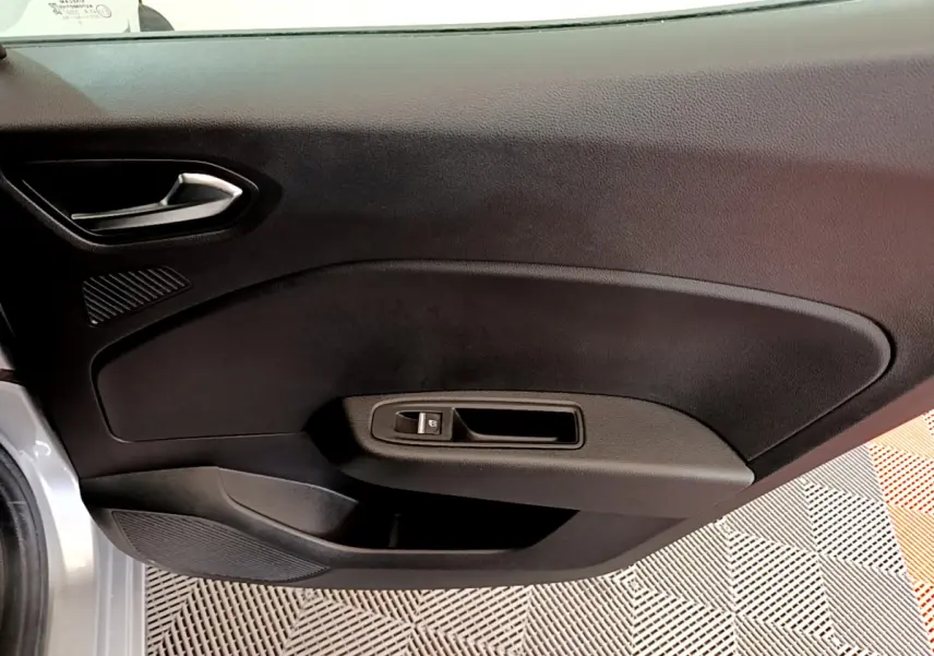 Gros plan sur la porte côté gauche de la Renault Clio Business TCe 100 2020, intérieur noir avec commande de fenêtre.