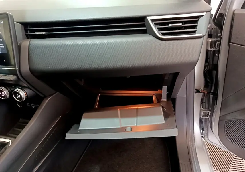 Vue intérieure côté passager de la Renault Clio Business TCe 100 2020, boîte à gants ouverte et tableau de bord gris clair.