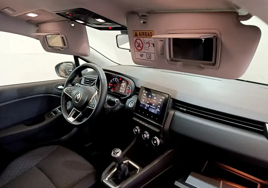 Vue intérieure côté conducteur de la Renault Clio Business TCe 100 2020 avec tableau de bord noir et écran tactile central.