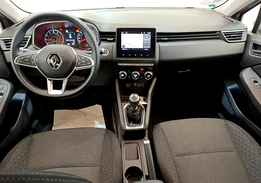 Vue intérieure avant de la Renault Clio Business TCe 100 2020 avec tableau de bord noir et écran tactile central.