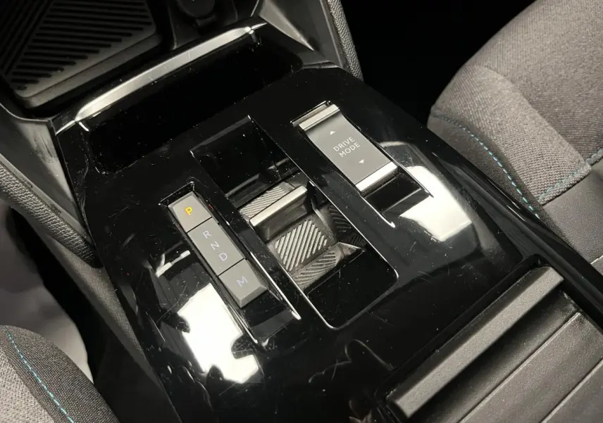 Console centrale brillante avec commandes de boîte automatique et mode de conduite sur Citroën C4 X 2024, intérieur gris tissu