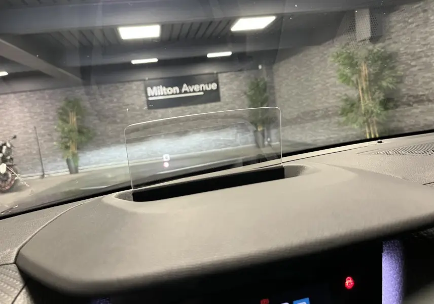 Affichage tête haute transparent sur tableau de bord gris de la Citroën C4 X 2024 en intérieur de garage