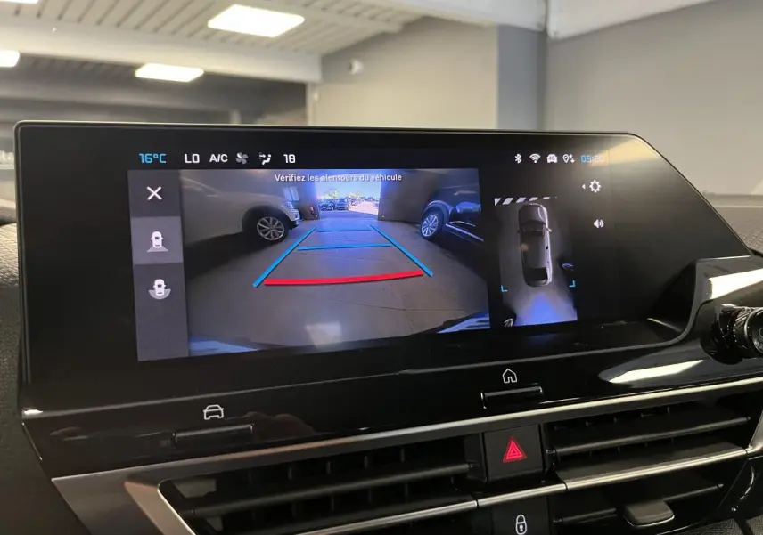 Écran central tactile du Citroën C4 X 2024 montrant la caméra de recul avec vue 360° en intérieur gris.